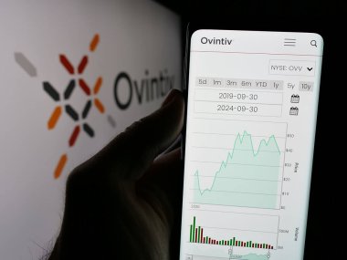 Stuttgart, Almanya - 10-01-2024: ABD 'li petrol şirketi Ovintiv Inc.' in web sayfası ile cep telefonu sahibi kişi iş logosu önünde ekranda. Telefon ekranının merkezine odaklan.
