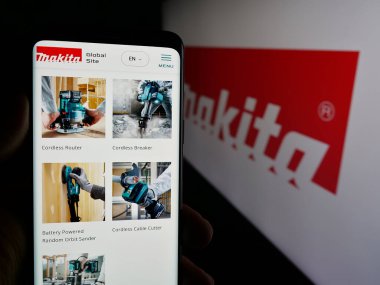 Stuttgart, Almanya - 10-01-2024: Japon elektrikli aletler şirketi Makita Corporation 'ın web sayfası ve logosu olan kişi. Telefon ekranının merkezine odaklan.