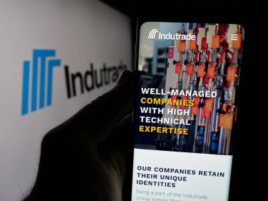 Stuttgart, Almanya - 10-01-2024: İsveçli endüstriyel şirket Indutrade AB 'nin web sayfası olan cep telefonu logosu önünde ekranda. Telefon ekranının merkezine odaklan.