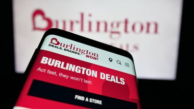 Stuttgart, Almanya - 10-01-2024: ABD 'li perakende şirketi Burlington Stores Inc.' in web sayfası iş logosu önünde ekranda. Telefon ekranının sol üst kısmına odaklan.
