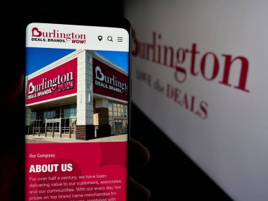 Stuttgart, Almanya - 10-01-2024: ABD 'li perakende şirketi Burlington Stores Inc.' in web sitesiyle akıllı telefon sahibi kişi logonun önünde ekranda. Telefon ekranının merkezine odaklan.