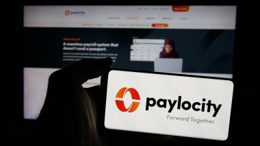 Stuttgart, Almanya - 10-01-2024: Yazılım şirketi Paylocity Holding Corporation 'ın logosuna sahip cep telefonu web sayfası önünde ekranda. Telefon ekranına odaklan.
