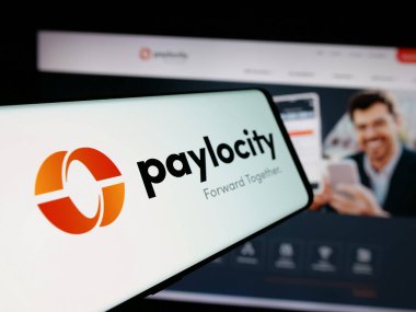 Stuttgart, Almanya - 10-01-2024: Web sitesinin önünde ekranda Paylocity Holding Corporation yazılım şirketinin logosuna sahip cep telefonu. Telefon ekranının merkez soluna odaklan.