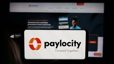Stuttgart, Almanya - 10-01-2024: Yazılım şirketi Paylocity Holding Corporation 'ın logosunun bulunduğu cep telefonu web sayfası önünde ekranda. Telefon ekranına odaklan.