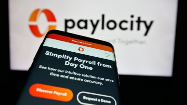 Stuttgart, Almanya - 10-01-2024: Smartphone ve yazılım şirketi Paylocity Holding Corporation 'ın web sitesi iş logosu önünde ekranda. Telefon ekranının sol üst kısmına odaklan.
