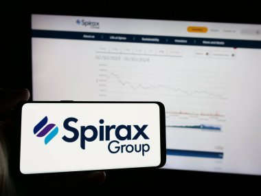 Stuttgart, Almanya - 10-01-2024: İngiliz Spirax Group plc şirketinin logosunun bulunduğu cep telefonu sahibi kişi iş sayfasının önünde ekranda. Telefon ekranına odaklan.