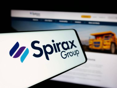 Stuttgart, Almanya - 10-01-2024: İngiliz Spirax Group plc şirketinin logosu olan cep telefonu iş dünyasının web sitesinin önünde ekranda. Telefon ekranının soluna odaklan.