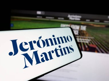 Stuttgart, Almanya - 10-01-2024: Perakende şirketi Jeronimo Martins SGPS SA 'nın logosuna sahip akıllı telefon iş web sitesinin önünde ekranda. Telefon ekranının merkez soluna odaklan.