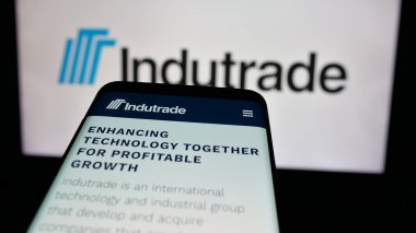 Stuttgart, Almanya - 10-01-2024: İsveçli endüstriyel şirket Indutrade AB 'nin web siteli akıllı telefon iş logosu önünde ekranda. Telefon ekranının sol üst kısmına odaklan.