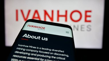 Stuttgart, Almanya - 10-01-2024: Kanadalı madencilik şirketi Ivanhoe Mines Ltd. nin web sitesi ile cep telefonu iş logosu önünde ekranda. Telefon ekranının sol üst kısmına odaklan.