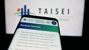 Stuttgart, Almanya - 10-02-2024: Japon inşaat şirketi Taisei Corporation 'ın web sitesiyle birlikte logo önünde ekranda. Telefon ekranının sol üst kısmına odaklan.