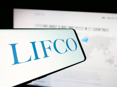 Stuttgart, Almanya - 10-02-2024: İsveçli yatırım şirketi Lifco AB 'nin logosunu taşıyan cep telefonu iş sitesinin önünde ekranda. Telefon ekranının merkez soluna odaklan.