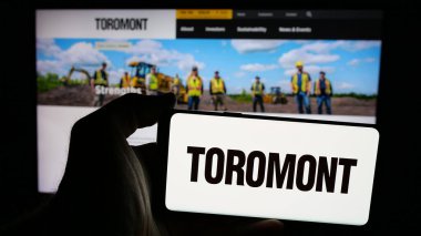 Stuttgart, Almanya - 10-02-2024: Kanadalı Toromont Industries Ltd. şirketinin logosuna sahip kişi web sitesinin önünde ekranda. Telefon ekranına odaklan.