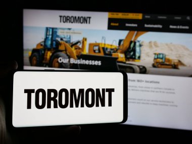 Stuttgart, Almanya - 10-02-2024: Kanadalı Toromont Industries Ltd. şirketinin logosunun bulunduğu cep telefonu web sayfası önünde ekranda. Telefon ekranına odaklan.