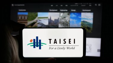 Stuttgart, Almanya - 10-02-2024: Japon inşaat şirketi Taisei Corporation 'ın logosunun bulunduğu cep telefonu web sayfası önünde ekranda. Telefon ekranına odaklan.