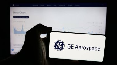 Stuttgart, Almanya - 10-04-2024: Amerikan GE Aerospace (General Electric) şirketinin logosunun bulunduğu cep telefonu web sayfası önünde ekranda. Telefon ekranına odaklan.
