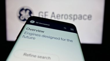 Stuttgart, Almanya - 10-04-2024: İş logosu önünde ekranda ABD 'li GE Aerospace (General Electric) şirketinin web sayfası bulunan cep telefonu. Telefon ekranının sol üst kısmına odaklan.