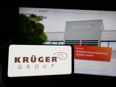 Stuttgart, Almanya - 10-04-2024: Alman gıda şirketi Kruger GmbH Co. KG 'nin logosuna sahip kişi web sitesinin önünde ekranda. Telefon ekranına odaklan.