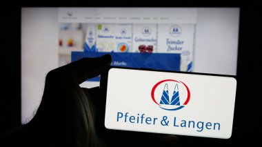 Stuttgart, Almanya - 10-04-2024: Alman Pfeifer Langen GmbH Co. KG şirketinin logosuna sahip kişi web sitesi önünde ekranda. Telefon ekranına odaklan.