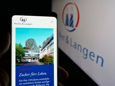 Stuttgart, Almanya - 10-04-2024: Alman Pfeifer Langen GmbH Co. KG şirketinin internet sayfası bulunan kişi logo önünde ekranda. Telefon ekranının merkezine odaklan.