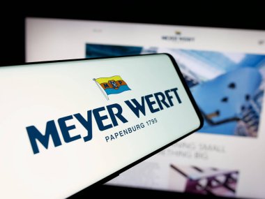 Stuttgart, Almanya - 10-04-2024: Gemicilik şirketi Meyer Werft GmbH Co. KG 'nin logolu akıllı telefon web sitesi önünde ekranda. Telefon ekranının merkez sağına odaklan.