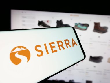 Stuttgart, Almanya - 10-04-2024: Ticari İnternet sitesi önünde perakende şirketi Sierra Trading Post Inc. 'in logosuna sahip cep telefonu. Telefon ekranının merkez sağına odaklan.