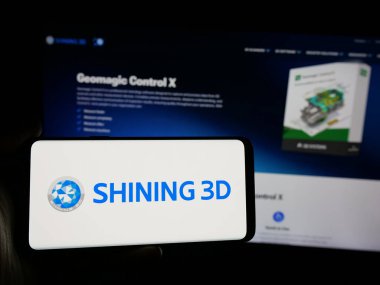 Stuttgart, Almanya - 10-04-2024: Çinli şirket Hangzhou Shining 3D Co. Ltd. nin logosunu taşıyan cep telefonu web sayfasının önünde. Telefon ekranına odaklan.