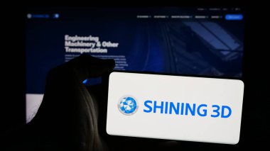 Stuttgart, Almanya - 10-04-2024: Çinli şirket Hangzhou Shining 3D Co. Ltd. nin logosuna sahip kişi web sitesinin önünde ekranda. Telefon ekranına odaklan.