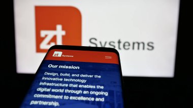 Stuttgart, Almanya - 10-04-2024: İş logosu önünde ekranda ABD sunucu altyapı şirketi ZT Systems 'in web sitesi bulunan akıllı telefon. Telefon ekranının sol üst kısmına odaklan.