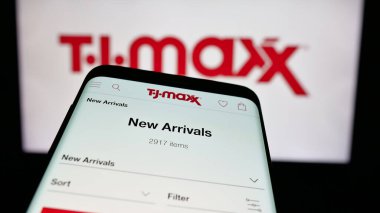 Stuttgart, Almanya - 10-04-2024: İş logosu önünde ekranda ABD 'li indirim mağazası şirketi TJ Maxx' in web sitesi bulunan cep telefonu. Telefon ekranının sol üst kısmına odaklan.