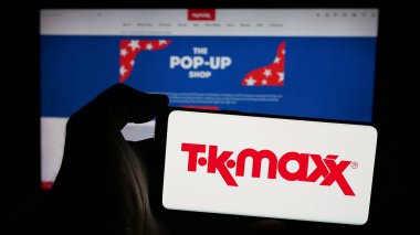Stuttgart, Almanya - 10-04-2024: Perakende satış şirketi TK Maxx 'in logosunu taşıyan kişi web sitesinin önünde ekranda. Telefon ekranına odaklan.
