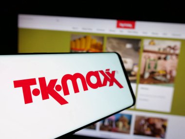 Stuttgart, Almanya - 10-04-2024: Ticari web sitesi önünde perakende şirketi TK Maxx 'in logosuna sahip cep telefonu. Telefon ekranının soluna odaklan.