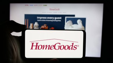 Stuttgart, Almanya - 10-04-2024: ABD 'li ev eşyaları mağaza mobilyası şirketi HomeGoods' un logosunu taşıyan cep telefonu sahibi şirket web sitesi önünde ekranda. Telefon ekranına odaklan.
