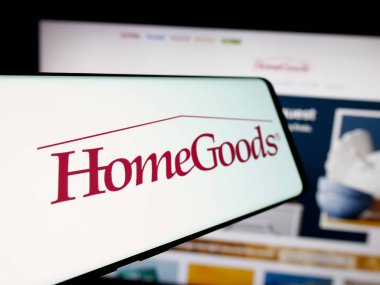 Stuttgart, Almanya - 10-04-2024: Amerikan ev eşyaları mağaza mobilya şirketi HomeGoods 'un logosunu içeren akıllı telefon iş dünyasının web sitesinin önünde ekranda. Telefon ekranının soluna odaklan.