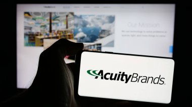 Stuttgart, Almanya - 10-07-2024: Amerikan ışıklandırma şirketi Acuity Brands Inc. 'in logosunun bulunduğu cep telefonu web sayfasının önünde. Telefon ekranına odaklan.