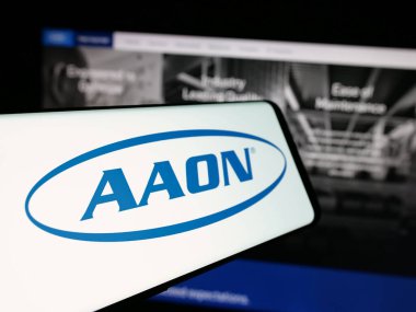 Stuttgart, Almanya - 10-07-2024: Amerikan HVAC ekipman şirketi AAAON Inc. 'in logosu olan cep telefonu iş dünyasının web sitesinin önünde ekranda. Telefon ekranının merkez soluna odaklan.