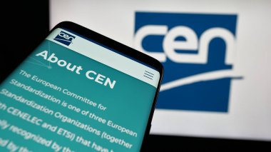 Stuttgart, Almanya - 10-07-2024: Logo önünde Avrupa Standartlaştırma Komitesi (CEN) web sitesi bulunan akıllı telefon. Telefon ekranının sol üst kısmına odaklan.