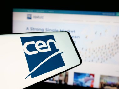 Stuttgart, Almanya - 10-07-2024: İnternet sitesi önünde ekranda Avrupa Standartlaştırma Komitesi (CEN) logosu bulunan cep telefonu. Telefon ekranının merkez soluna odaklan.