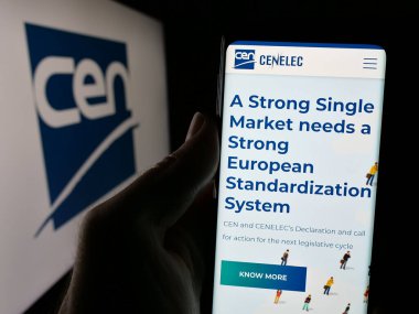 Stuttgart, Almanya - 10-07-2024: Avrupa Standartlaştırma Komitesi 'nin (CEN) web sayfası bulunan cep telefonu logosu ekranda. Telefon ekranının merkezine odaklan.