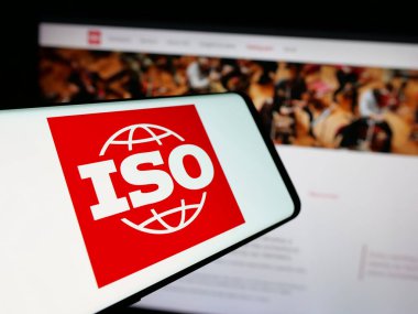 Stuttgart, Almanya - 10-07-2024: İnternet sitesi önünde Uluslararası Standartlaştırma Örgütü (ISO) logosu olan cep telefonu. Telefon ekranının merkezine odaklan.