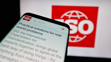 Stuttgart, Almanya - 10-07-2024: Uluslararası Standartlaştırma Örgütü (ISO) web siteli akıllı telefon logonun önünde ekranda. Telefon ekranının sol üst kısmına odaklan.