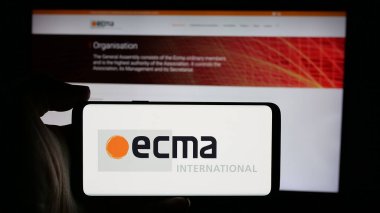 Stuttgart, Almanya - 10-07-2024: Standart organizasyon logosu olan cep telefonu sahibi kişi Ecma International web sayfası önünde ekranda. Telefon ekranına odaklan.