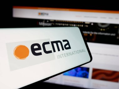 Stuttgart, Almanya - 10-07-2024: Standart organizasyon logosu olan cep telefonu Ecma International web sitesi önünde ekranda. Telefon ekranının merkezine odaklan.