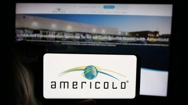 Stuttgart, Almanya - 10-08-2024: Amerikan American Realty Trust Inc. şirketinin logosuyla cep telefonu sahibi kişi iş sayfasının önünde ekranda. Telefon ekranına odaklan.