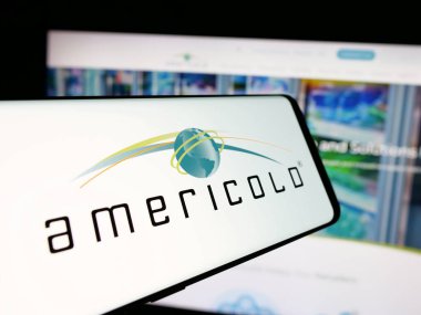 Stuttgart, Almanya - 10-08-2024: American Company Americold Realty Trust Inc. 'in logolu akıllı telefon web sitesinin önünde ekranda. Telefon ekranının merkez sağına odaklan.