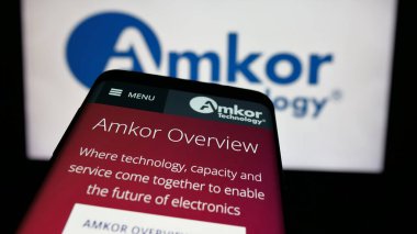 Stuttgart, Almanya - 10-08-2024: ABD 'li yarı iletken şirket Amkor Technology Inc.' in web sitesi ile birlikte ticari logo önünde ekranda. Telefon ekranının sol üst kısmına odaklan.