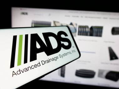 Stuttgart, Almanya - 10-08-2024: Web sitesi önünde ekranda Advanced Drainage Systems Inc. (ADS) adlı ABD 'li şirketin logosu yer alıyor. Telefon ekranının merkez soluna odaklan.