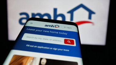Stuttgart, Almanya - 10-08-2024: Amerikan Homes 4 Rent LP (AMH) şirketinin web sitesi olan cep telefonu iş logosu önünde ekranda. Telefon ekranının sol üst kısmına odaklan.