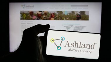 Stuttgart, Almanya - 10-08-2024: ABD 'li kimya şirketi Ashland Global Holding Inc.' in logosunun bulunduğu cep telefonu web sayfasının önünde ekranda. Telefon ekranına odaklan.
