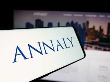 Stuttgart, Almanya - 10-08-2024: Amerikan şirketi Annaly Capital Management Inc. 'in logosuna sahip akıllı telefon, iş dünyasının web sitesi önünde ekranda. Telefon ekranının soluna odaklan.
